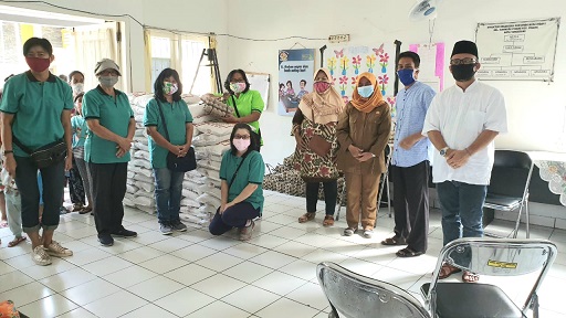 bumil6-Foto bersama dengan ketua posyandu Nusa Indah 1..  bu Pepy--